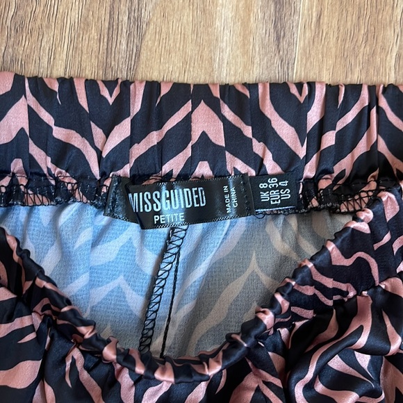 NWOT MISSGUIDED PETITE Silky Animal Print Pant Stripe // Brown + Black // Size 4 - Picture 3 of 6